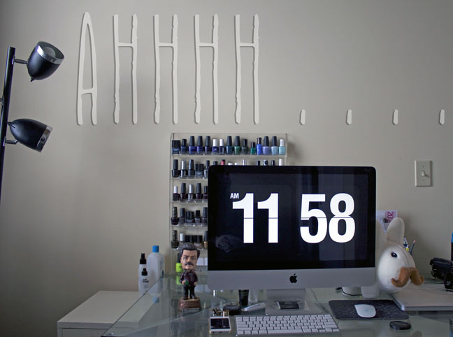 nail_polish_desk